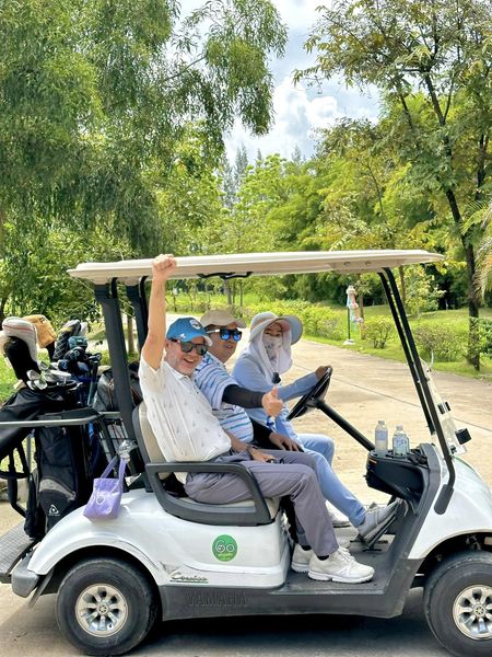 สนามกอล์ฟหริภุญชัย กอล์ฟคลับ 1 person golfing golf cart and golf course