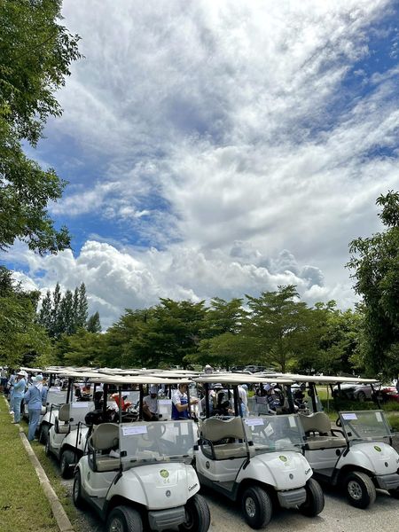 สนามกอล์ฟหริภุญชัย กอล์ฟคลับ 4 people people golfing golf cart and golf course