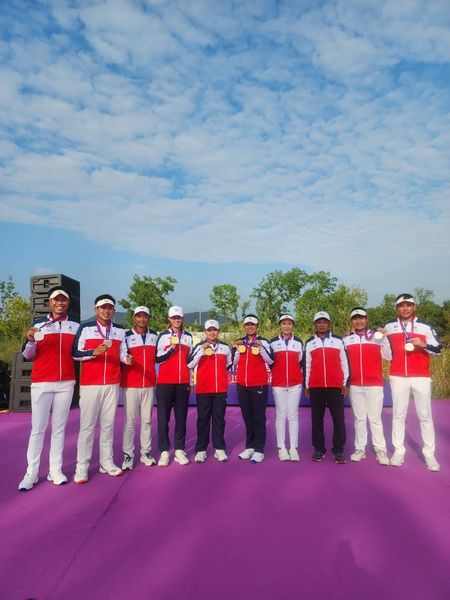 Alpinegolfresort Chiangmai 11 people and people golfing