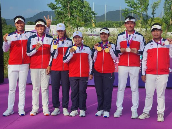Alpinegolfresort Chiangmai 7 people and people golfing