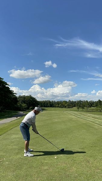 สนามกอล์ฟหริภุญชัย กอล์ฟคลับ 1 person golfing and golf course