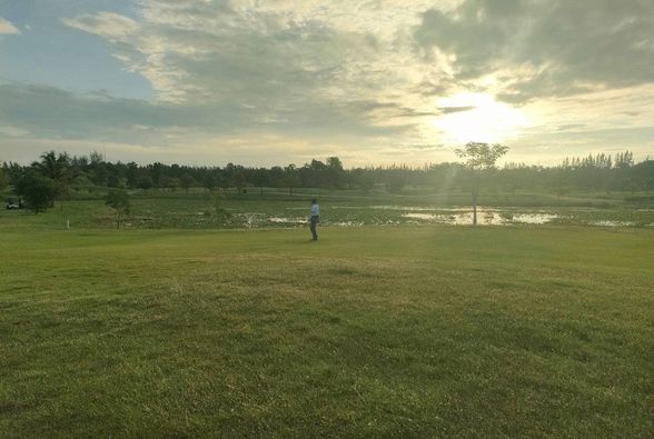 สนามกอล์ฟหริภุญชัย กอล์ฟคลับ 1 person golfing twilight grass and golf course