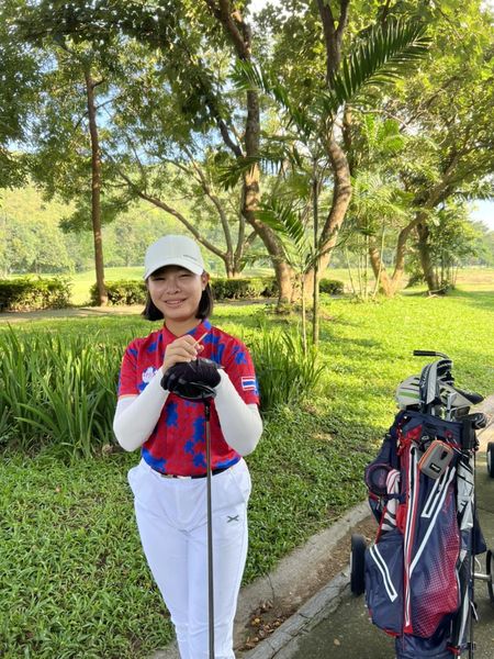 Alpinegolfresort Chiangmai 1 person golfing and golf course