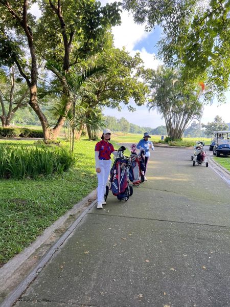 Alpinegolfresort Chiangmai 3 people people golfing scooter and golf course