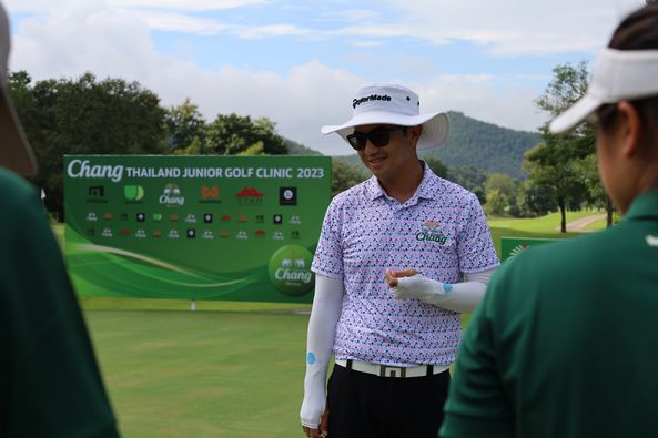 Alpinegolfresort Chiangmai 2 people people golfing golf course and text