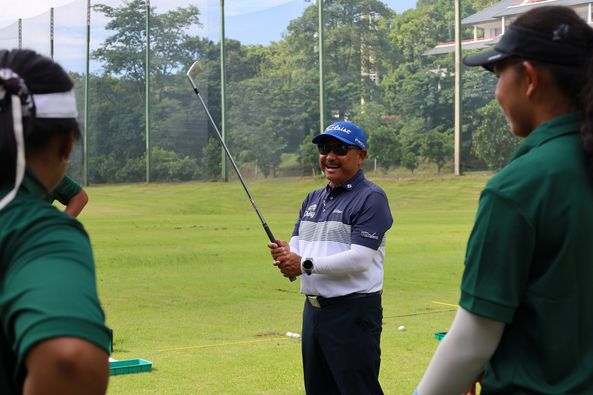 Alpinegolfresort Chiangmai 3 people people golfing golf course and text