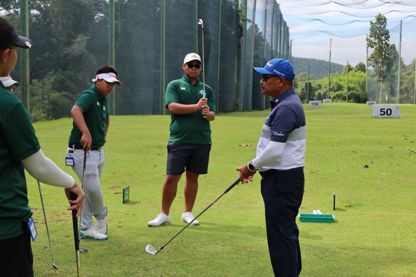 Alpinegolfresort Chiangmai 4 people people golfing golf course and text