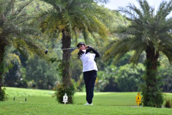 Alpinegolfresort Chiangmai 1 person golfing golf course and A