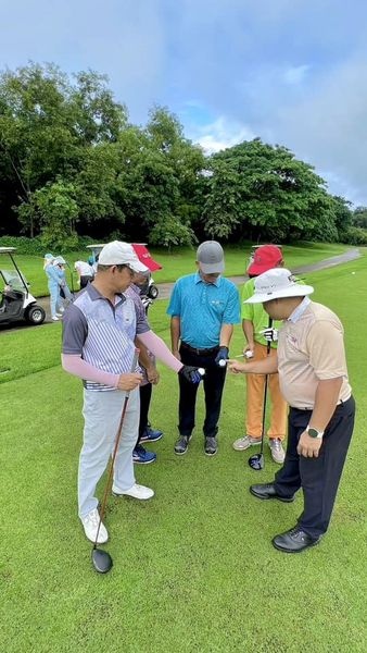 สนามกอล์ฟหริภุญชัย กอล์ฟคลับ 5 people people golfing golf course and text