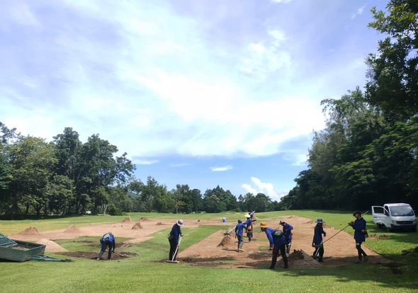 Alpinegolfresort Chiangmai 7 people motorcycle dirt bike and grass