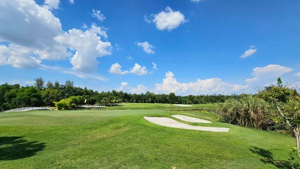 สนามกอล์ฟหริภุญชัย กอล์ฟคลับ golf golf cart grass and golf course