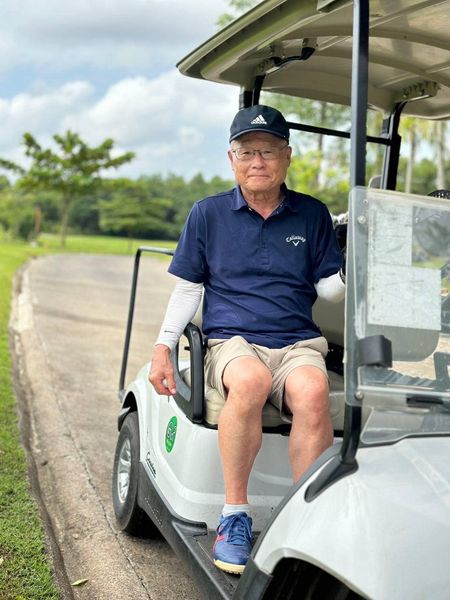 สนามกอล์ฟหริภุญชัย กอล์ฟคลับ 1 person golfing golf cart and golf course
