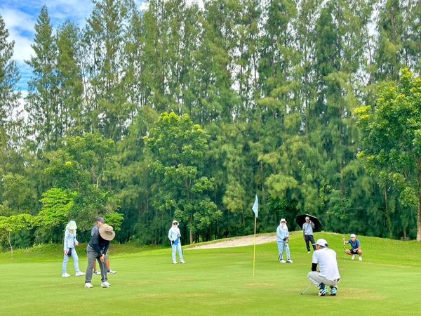 สนามกอล์ฟหริภุญชัย กอล์ฟคลับ 7 people people golfing and golf course