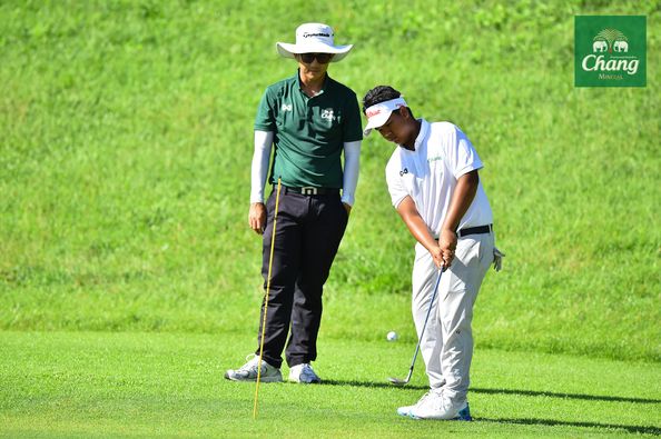 Alpinegolfresort Chiangmai 2 people people golfing golf course and text-4