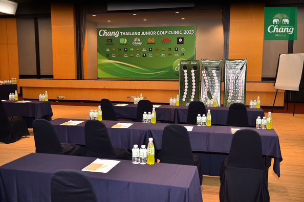 Alpinegolfresort Chiangmai table dais and text