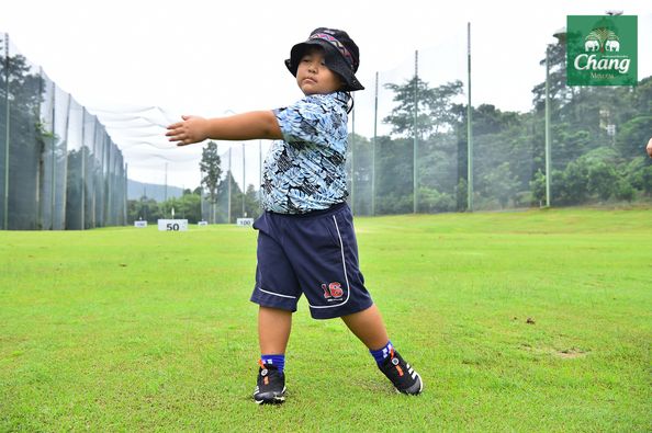 Alpinegolfresort Chiangmai 1 person child golfing golf course grass and Chang AL 50 00 LU