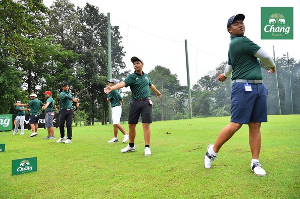 Alpinegolfresort Chiangmai 6 people people golfing golf course and text