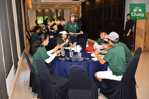 Alpinegolfresort Chiangmai 5 people table and text