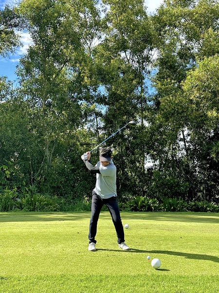 สนามกอล์ฟหริภุญชัย กอล์ฟคลับ 1 person golfing and golf course