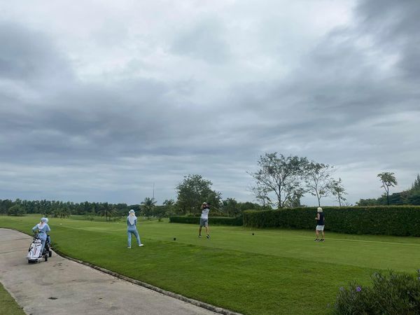 สนามกอล์ฟหริภุญชัย กอล์ฟคลับ 4 people people golfing and golf course