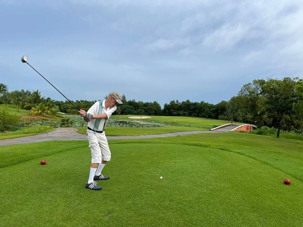 สนามกอล์ฟหริภุญชัย กอล์ฟคลับ nbsp 1 person golfing and golf course-2