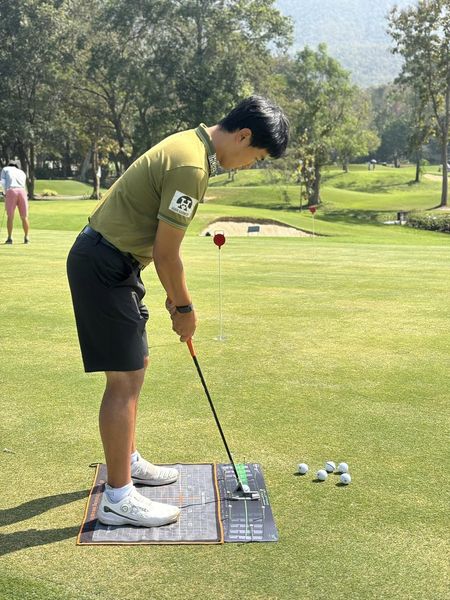 Alpinegolfresort Chiangmai nbsp 2 people people golfing and golf course
