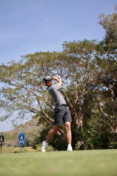 Alpinegolfresort Chiangmai nbsp 1 person golfing and golf course-5