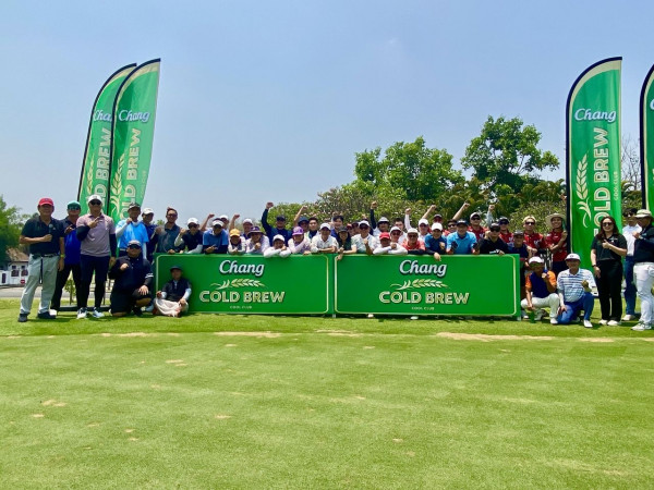 Chiangmai Highlands Golf and Spa Resort nbsp 6 คน ผู้คนกำลังตีกอล์ฟ สนามกอล์ฟ และ ข้อความพูดว่า Cha ChaChang Chang BREW BREW Chang BREW FA OLD Chang COLDBREW COLD BREW CUULOLLE Chang COLDBREW ECCLER COLD BREW
