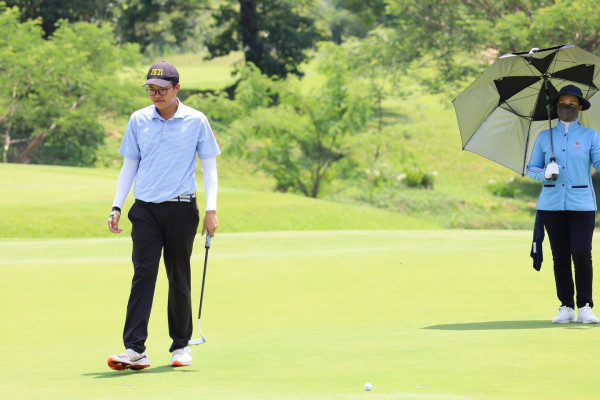Alpine Golf Resort Chiangmai nbsp 2 people people golfing golf course and ZG21 7621