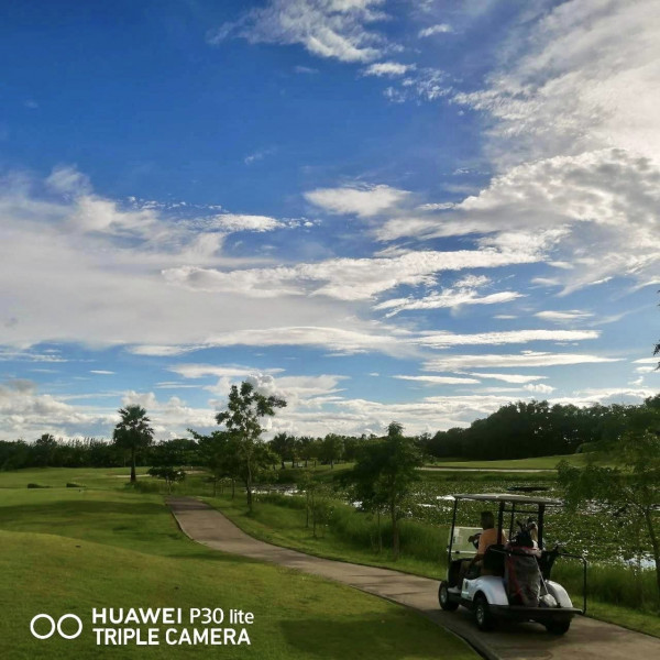 สนามกอล์ฟหริภุญชัย กอล์ฟคลับ nbsp 1 person golfing golf cart golf course and HUAWEI P30 lite TRIPLE CAMERA