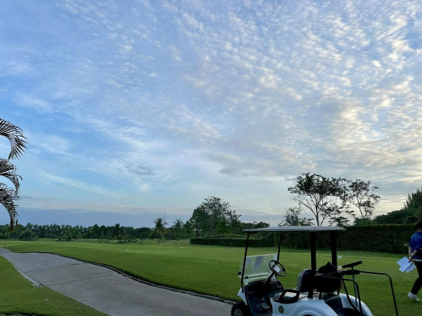 สนามกอล์ฟหริภุญชัย กอล์ฟคลับ nbsp 1 person golfing golf cart golf course and twilight
