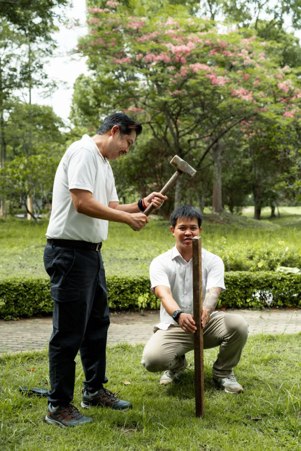 Mae Jo Golf Club And Resort nbsp 2 คน ผู้คนกำลังตีกอล์ฟ ต้นไม้ และ พื้นหญ้า