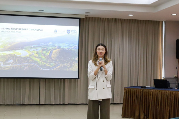 Alpine Golf Resort Chiangmai nbsp 1 คน และ ข้อความพูดว่า ALPINE GOLF RESORT ALPINEGOLFRESORTCHIANGMAI CHIANG CHIANGMAI PRESTIGE AND PRIDE A ALPINE Alpine Footbail AMO TaA OoCh