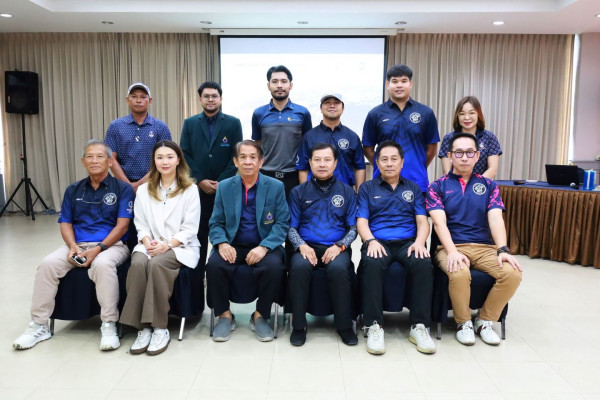 Alpine Golf Resort Chiangmai nbsp 11 คน ผู้คนกำลังตีกอล์ฟ และ ข้อความ