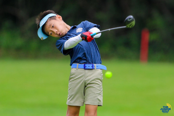Alpine Golf Resort Chiangmai nbsp 1 คน กำลังตีกอล์ฟ สนามกอล์ฟ และ ข้อความ เหลืออีก 26 รายการ