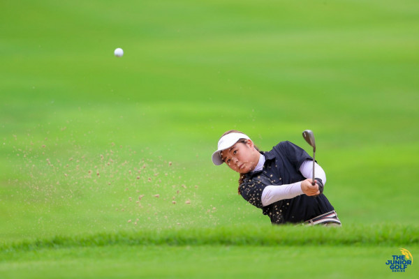 Alpine Golf Resort Chiangmai nbsp 1 คน กำลังตีกอล์ฟ สนามกอล์ฟ และ ข้อความ