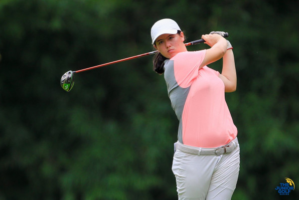 Alpine Golf Resort Chiangmai nbsp 1 คน กำลังตีกอล์ฟ และ สนามกอล์ฟ