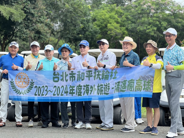 Mae Jo Golf Club And Resort nbsp 9 คน ผู้คนกำลังตีกอล์ฟ และ ข้อความ