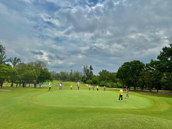 The Royal Chiangmai Golf Club nbsp 10 คน ผู้คนกำลังตีกอล์ฟ รถกอล์ฟ และ สนามกอล์ฟ