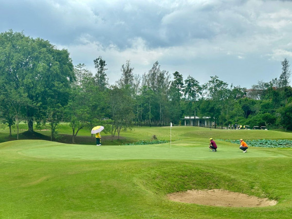 The Royal Chiangmai Golf Club nbsp 3 คน ผู้คนกำลังตีกอล์ฟ รถกอล์ฟ และ สนามกอล์ฟ