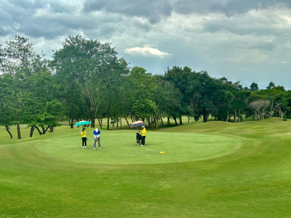 The Royal Chiangmai Golf Club nbsp 4 คน ผู้คนกำลังตีกอล์ฟ รถกอล์ฟ และ สนามกอล์ฟ