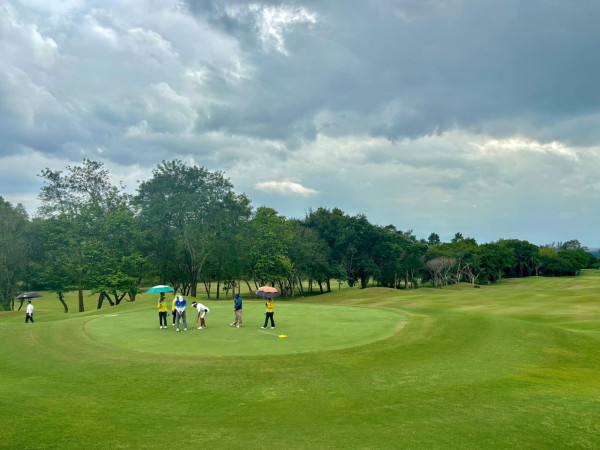 The Royal Chiangmai Golf Club nbsp 7 คน ผู้คนกำลังตีกอล์ฟ รถกอล์ฟ และ สนามกอล์ฟ เหลืออีก 11 รายการ