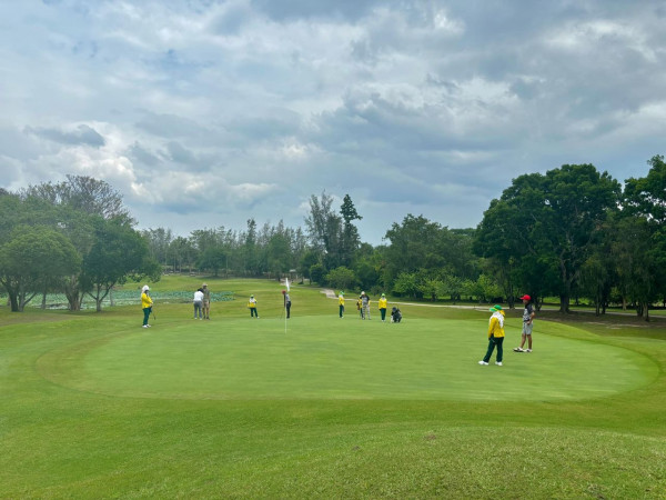 The Royal Chiangmai Golf Club nbsp 8 คน ผู้คนกำลังตีกอล์ฟ และ สนามกอล์ฟ