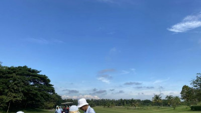 สวัสดีเช้าวันเสาร์นะคะ วันนี้มาพร้อมกับบรรยากาศดีๆฝนไม่ตก อากาศเย็นสบายแบบนี้หลุม1-หลุม9ยังว่างมาออกรอบกับเรานะคะ สนามพร้อม แคดดี้พร้อมให้บริการคะ สนามสวยต้องที่นี่ที่เดียว สนามกอล์ฟหริภุญชัยกอล์ฟคลั