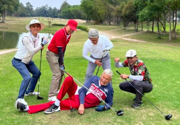 Lanna Golf Club 5 people and people golfing