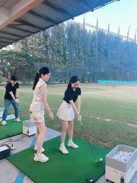 Stardome Golf Club 3 people and people golfing