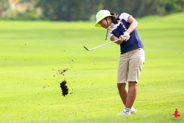 Alpinegolfresort Chiangmai 1 คน พื้นหญ้า ธรรมชาติ และ ข้อความพูดว่า OUR An Thailand unior Development Alpinegolfresort Chiangmai 1 คน พื้นหญ้า ธรรมชาติ และ ข้อความพูดว่า OUR An Thailand unior Development
