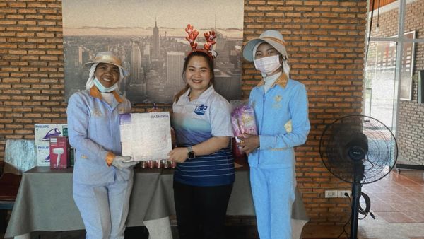 สนามกอล์ฟหริภุญชัย กอล์ฟคลับ 3 people and people standing สนามกอล์ฟหริภุญชัย กอล์ฟคลับ 3 people and people standing