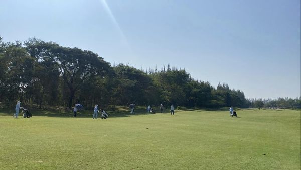 สนามกอล์ฟหริภุญชัย กอล์ฟคลับ 8 people and grass สนามกอล์ฟหริภุญชัย กอล์ฟคลับ 8 people and grass
