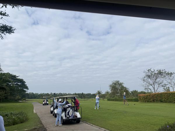 สนามกอล์ฟหริภุญชัย กอล์ฟคลับ 8 people golf course and grass